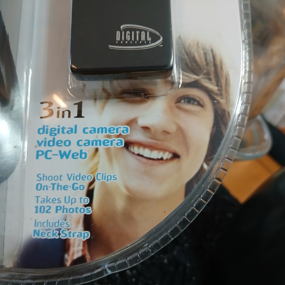 Micros Sleek Black Digital Camera - Picture 2 of 8